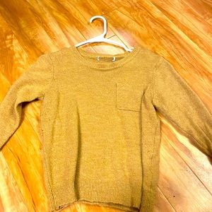 Brown sweater with a pocket